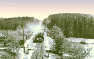 <br />  Auch die "verstümmelten 01" waren in Thüringen zu Hause,<br />  und zwar im BW Meiningen. <br /> Gleich wird die Meininger 62 010 mit D 298 (Lichtenfels-Eisenach) den auf einer Brücke bei Reurieth stehenden <br />  C. Bellingrodt "einnebeln", 5. Juni 1933